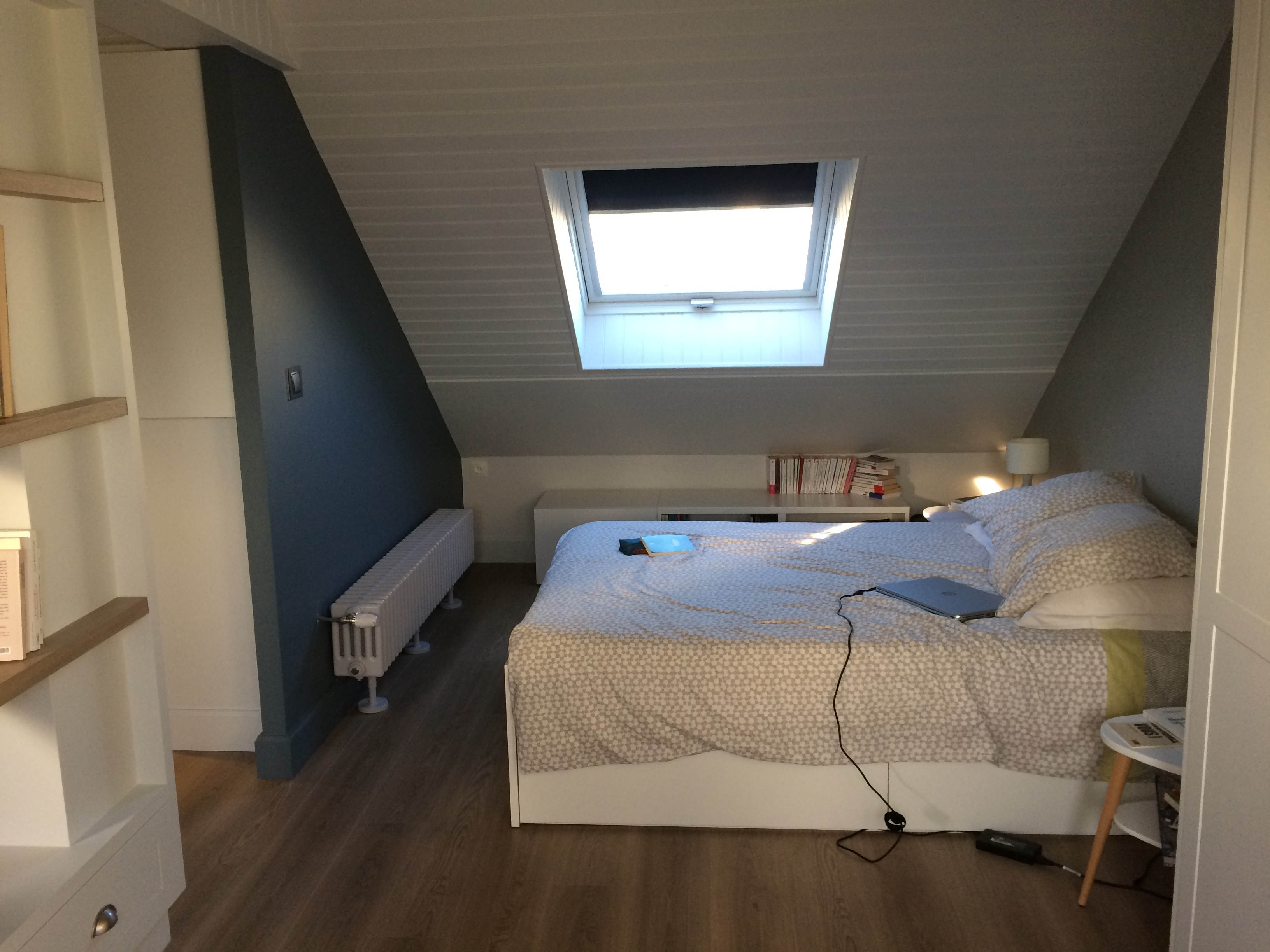 chambre murs bleu et taupe